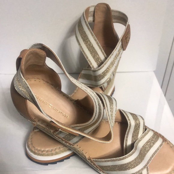 Tommy Hilfiger size 8 color blue,white and tan very nice shoe - Picture 2 of 6